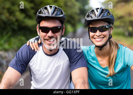 Sportliche paar Helmen während der Fahrt mit dem Fahrrad Stockfoto