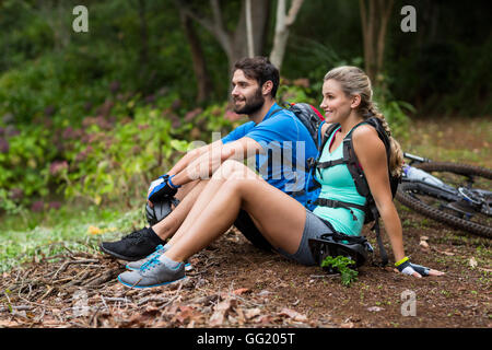 Entspannende sportliche paar in Wald Stockfoto