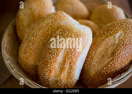 Nahaufnahme von Sesam-Brot im Korb Stockfoto