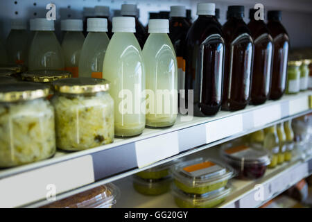 Auswahl an gesunden Säften und Gläser Sauerkraut auf Display Regal Stockfoto