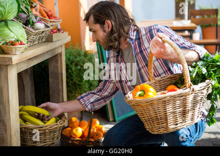 Mann kaufen Obst und Gemüse in Bio-Laden Stockfoto