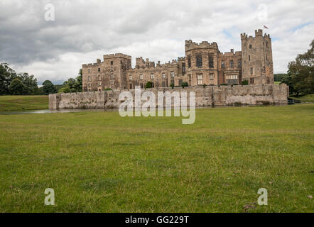 Malerische Aussicht auf die beeindruckende Raby Castle, Staindrop, Co. Durham mit dem See im Vordergrund Stockfoto