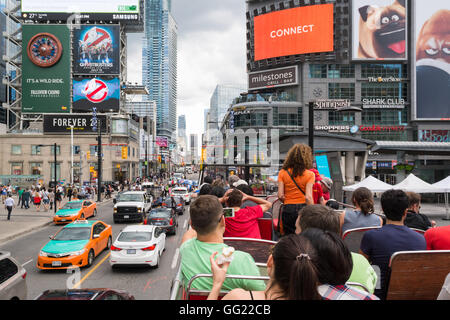 Downtown Toronto - Dundas Square - Touristen auf Hop on Hop off Bus Tour am Yonge-Dundas Square, Toronto, Kanada Stockfoto