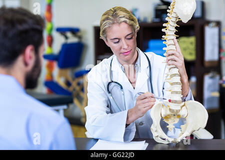 Physiotherapeut, Patienten zu erklären, Wirbelsäule Modell Stockfoto