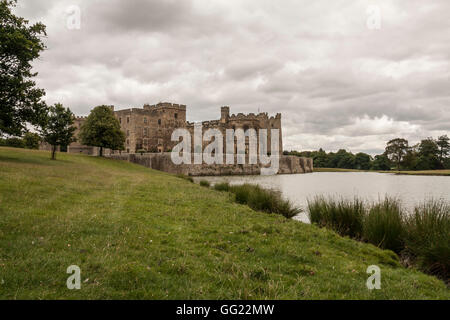 Malerische Aussicht auf die beeindruckende Raby Castle, Staindrop, Co. Durham mit dem See im Vordergrund Stockfoto