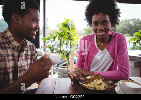 Junges Paar mit Frühstück im Café Stockfoto