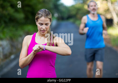 Überprüfung auf Armbanduhr Frau passen Stockfoto