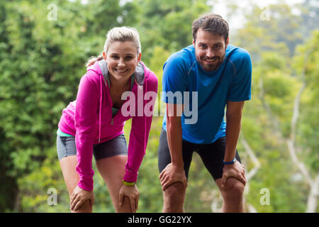 Müde paar eine Pause beim Joggen Stockfoto