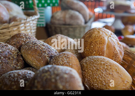 Nahaufnahme von Sesam-Brot im Korb Stockfoto