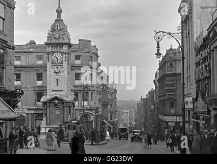 Auf der Suche nach einem anstrengenden Nordstraße, Brighton, Osten, Sussex, England, ca. 1930. Der Jubilee Clock Tower zeigt eine Zeit von 17:50 Stockfoto