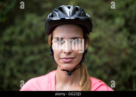 Lächelnde Frauen sportlich tragen Fahrradhelm Stockfoto
