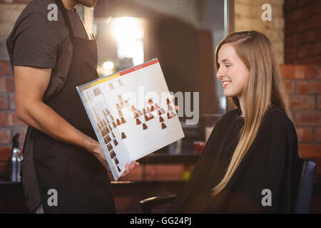 Frau eine Haarfarbe mit Stylist auswählen Stockfoto
