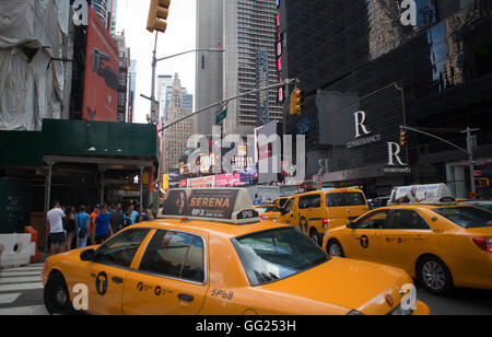 Gelben Taxis fahren an der 7th Avenue Richtung Times Square in Manhattan. Stockfoto