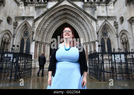 Deborah Gold, Chief Executive von National Aids Trust, außerhalb der Royal Courts of Justice, The Strand, London, nachdem die führenden Aids-Stiftung einen High Court Kampf ob eine vorbeugende Behandlung für HIV gewonnen hat über die Wohltätigkeitsorganisationen zu sagen ist, dass ein "Game-Changer" rechtlich vom NHS finanziert werden kann. Stockfoto