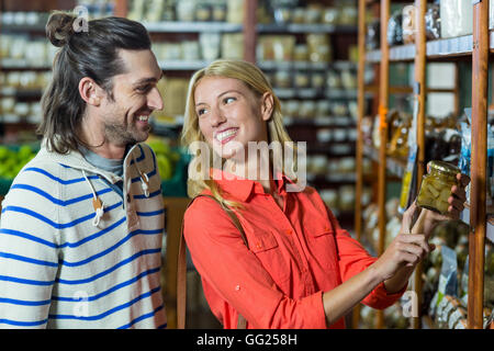 Glückliches Paar Gurken auswählen Stockfoto