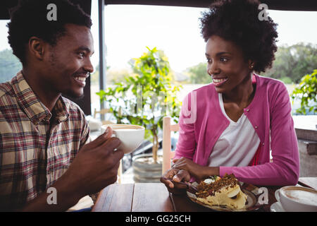 Junges Paar mit Frühstück im Café Stockfoto