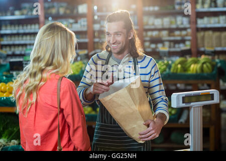 Mann, die Frau zu unterstützen, bei der Auswahl von Gemüse Stockfoto