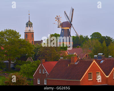 Kirchturm und Mühle Ditzum, Ostfriesland, Deutschland Stockfoto