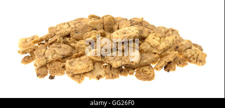 Ein kleiner Haufen gebrochene Schokolade Chip Animal Crackers auf weißem Hintergrund. Stockfoto