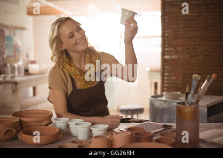 Schöne weibliche Potter Check-Topf Stockfoto