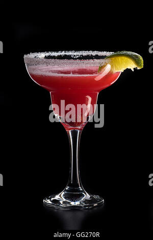 Sommer-cocktail aus Erdbeeren in ein Glas mit frischer Limette und Zucker Kristallen verziert Stockfoto