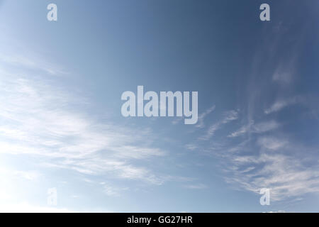 tiefblauer Himmel mit einigen weißen Wolken an sonnigen Tagen Stockfoto