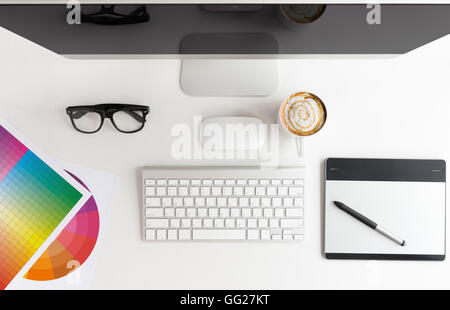 weiße Designer Workspace-Tabelle in Draufsicht Stockfoto