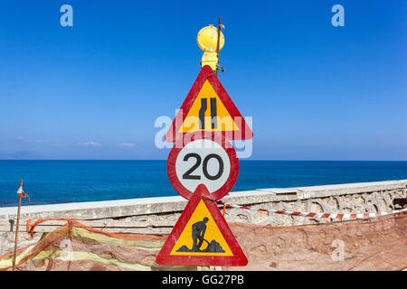 Reparatur der Straße entlang des Meeres, Verkehrsschilder, Rethymno, Kreta, Griechenland Stockfoto