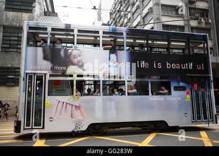 Stadt mit der tram, lokal bekannt als ein Ding Ding, Hong Kong, China Stockfoto