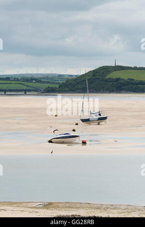 Yachten und Boote vertäut an der Mündung des Flusses Camel am Rock Cornwall UK bei Ebbe. Stockfoto