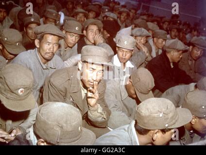 Kriegsgefangenen an Bord eines Bootes (1952) Archive 1952 Koreakrieg US Army Stockfoto