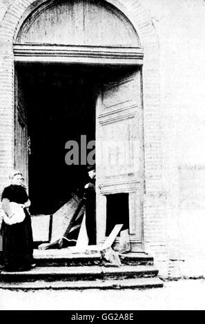 Trennung von Kirche und Staat in Frankreich: Bestandsaufnahme der Kirche waren Forced Türen einer Kirche Dezember 1906 Frankreich Stockfoto