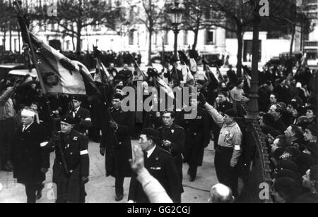 Parade der Gruppen "Solidarité Française" (Französisch Solidarität), "Jeunesses figurierten (patriotische Jugend), 'Croix de Feu',"Camelots du Roi"(militante royalistische Gruppen) Paris, Frankreich Februar 1934 Stockfoto