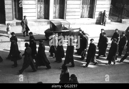 Parade der Gruppen "Solidarité Française" (Französisch Solidarität), "Jeunesses figurierten" (patriotische Jugend), 'Croix-de-Feu', "Camelots du Roi" (militante royalistische Gruppen) Paris, Frankreich Februar 1934 Stockfoto