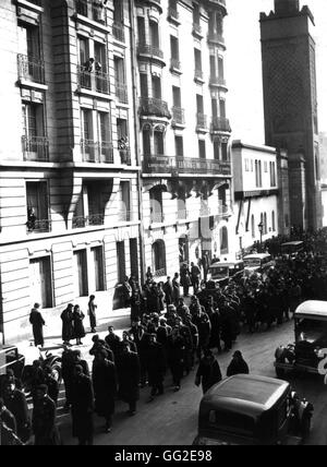 Parade der Gruppen "Solidarité Française" (Französisch Solidarität), "Jeunesses figurierten" (patriotische Jugend), 'Croix-de-Feu', "Camelots du Roi" (militante royalistische Gruppen) Paris, Frankreich Februar 1934 Stockfoto