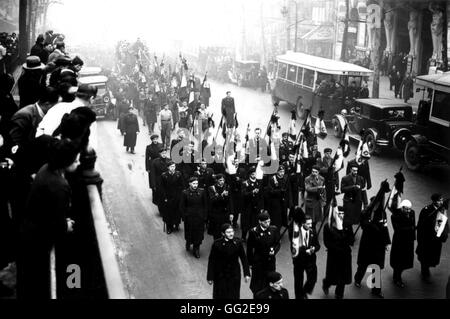 Parade der Gruppen "Solidarité Française" (Französisch Solidarität), "Jeunesses figurierten" (patriotische Jugend), 'Croix-de-Feu', "Camelots du Roi" (militante royalistische Gruppen) Paris, Frankreich Februar 1934 Stockfoto