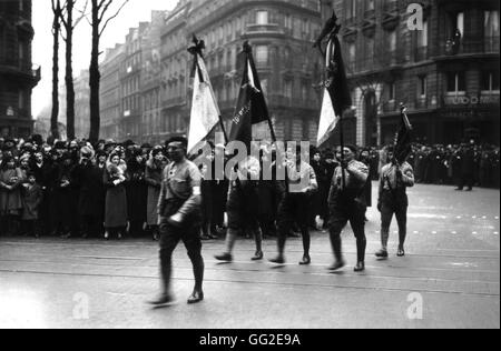 Parade der Gruppen "Solidarité Française" (Französisch Solidarität), "Jeunesses figurierten" (patriotische Jugend), 'Croix-de-Feu', "Camelots du Roi" (militante royalistische Gruppen) Paris, Frankreich Februar 1934 Stockfoto