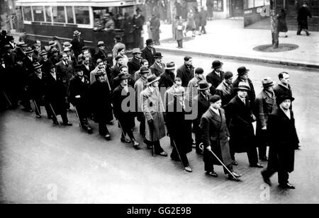 Parade der Gruppen "Solidarité Française" (Französisch Solidarität), "Jeunesses figurierten" (patriotische Jugend), 'Croix-de-Feu', "Camelots du Roi" (militante royalistische Gruppen) Paris, Frankreich Februar 1934 Stockfoto