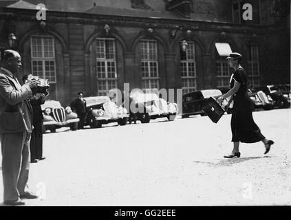 Irène Joliot-Curie, Staatssekretär für die wissenschaftliche Forschung in der Regierung der Volksfront, verlassen den Palais de l'Elysées nach dem Ministerrat, 1936. Stockfoto