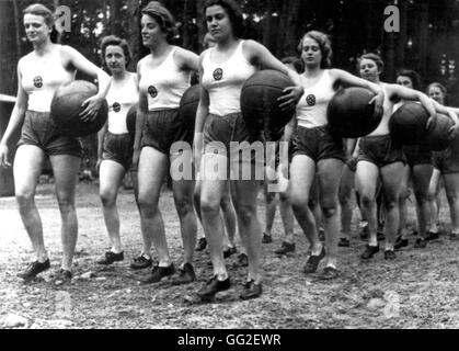 Stauffel Propaganda (Propaganda-Organisation der NSDAP), Frauen Arbeitslager: jeden Morgen Frauen tun Übungen c.1935-1940 Deutschland Paris. Bibliothèque nationale Stockfoto