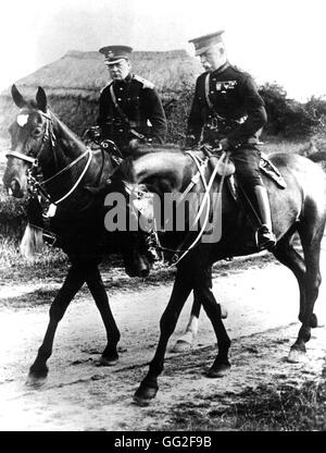 Officer Winston Churchill an die französische Front mit allgemeinen Französisch, der damalige Kommandeur der British Expeditionary Force Dezember 1915 Stockfoto