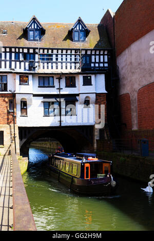 Ein Kanal Schiff verlässt unter der elisabethanischen High Bridge, die älteste in England am Fluss Witham, Lincoln, England Stockfoto