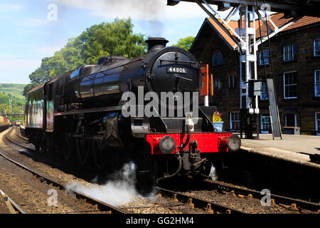 Schwarz 5, 4-6-0, Anzahl 44806 Dampfmaschine der NYMR am Bahnhof Grosmont. Stockfoto