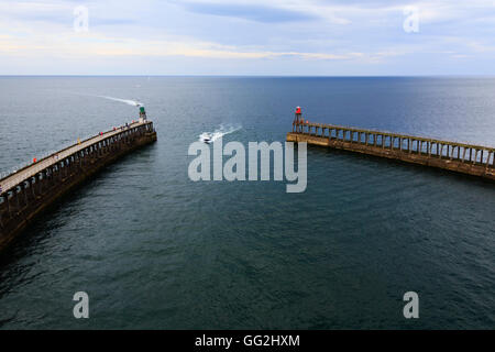 Ein kleines Boot betritt Whitby Hafen. , North Yorkshire, England Stockfoto