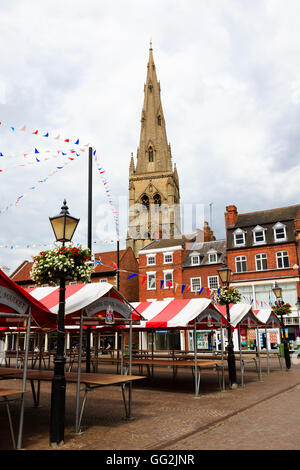 Newark auf Trent Royal Markt mit Kirche St. Mary Magdalene. Nottinghamshire, England. Stockfoto