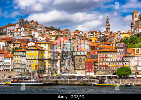 Porto, Portugal alte Stadt Skyline aus über den Fluss Douro. Stockfoto