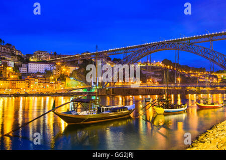 Porto, Portugal alte Stadt Skyline auf dem Douro-Fluss mit Rabelo Boote. Stockfoto