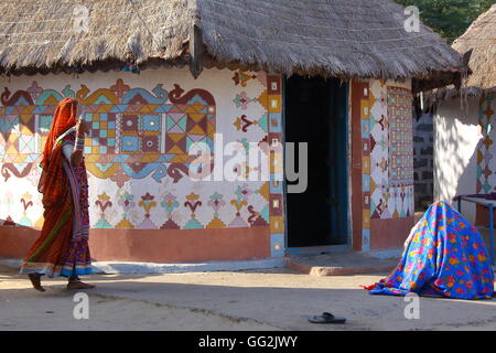 Stammes-Frauen vor ihrem Haus (Bhunga) in einem Dorf in der Nähe von Bhuj, Gujarat, Indien Stockfoto