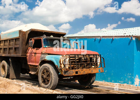 Alten verrosteten Lkw am Open sky Salzbergwerk in La Guajira, Kolumbien Stockfoto