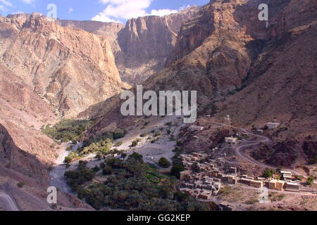 Überblick über die Berge und ein Dorf in Jebel Akhdar, westlichen Hajar, Oman Stockfoto